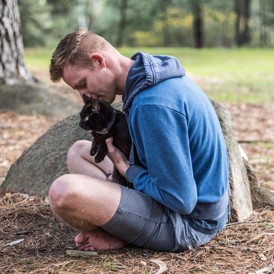 This man quit his job and began touring Australia with Willow, his companion cat 5