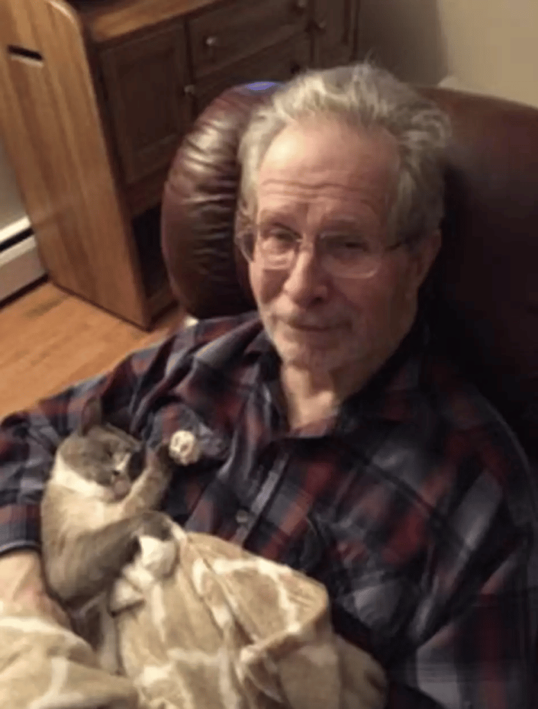 A kind cat spends the entire day cuddling his Alzheimer's-stricken father 1