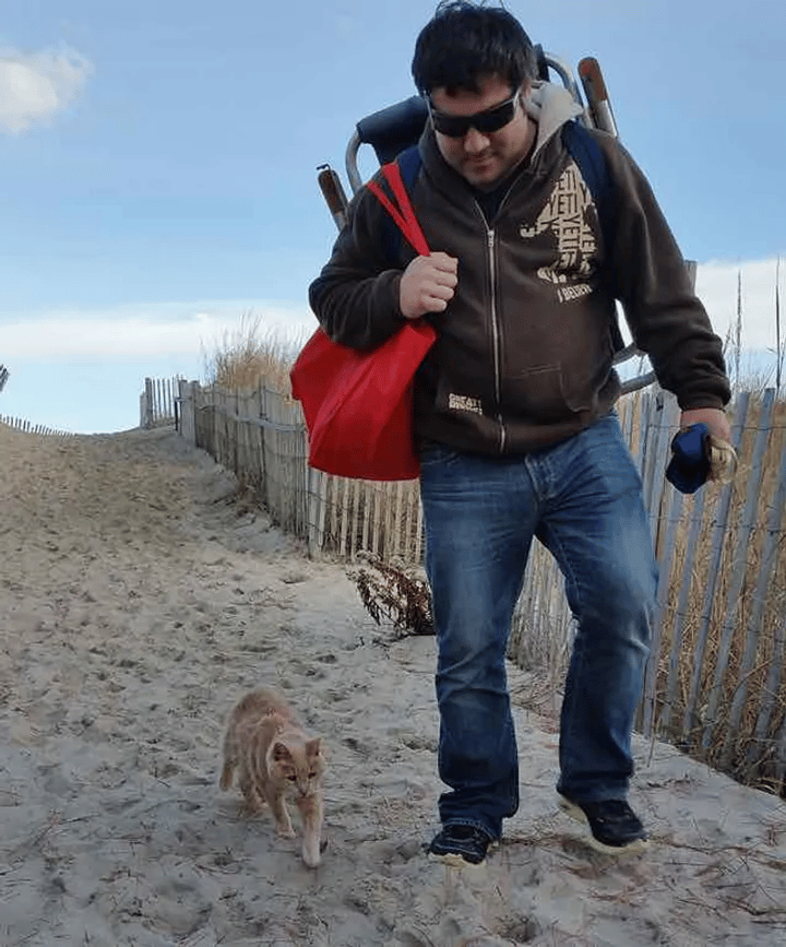 A woman saves a 21-year-old cat who was abandoned by her family 6