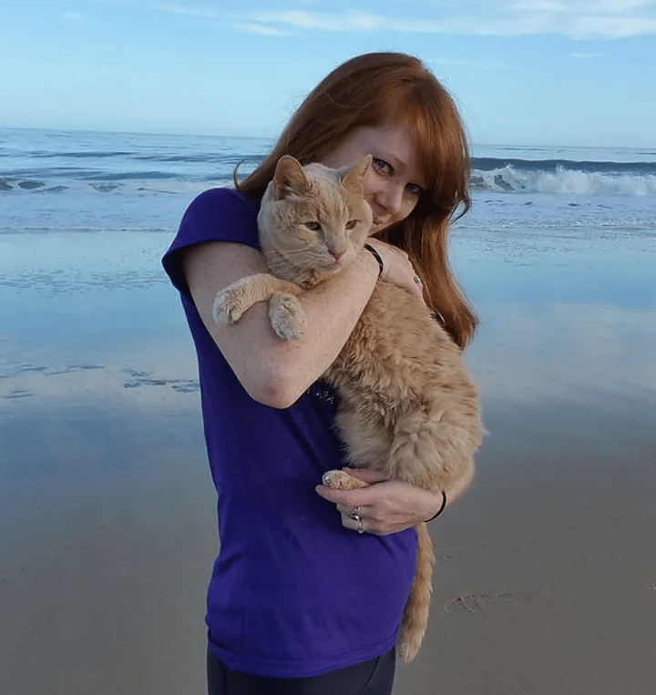 A woman saves a 21-year-old cat who was abandoned by her family 7