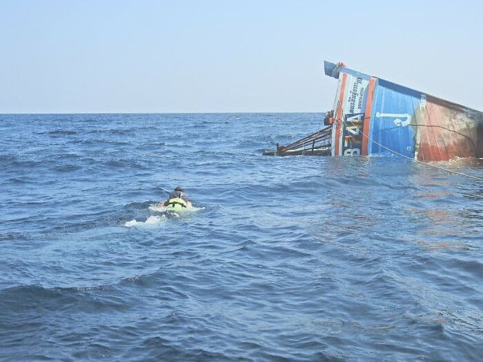 Heroic Thai Navy Officer Rescues Four Cats From the Ocean 2