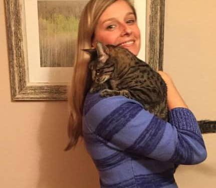 Military woman refuses to abandon sick kitten 6