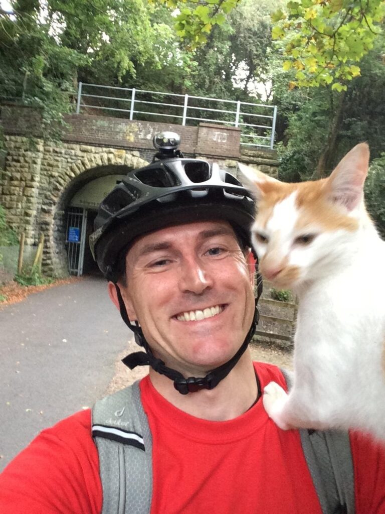 This Sweet Cat Welcomes Cyclist In The Cutest Way 7