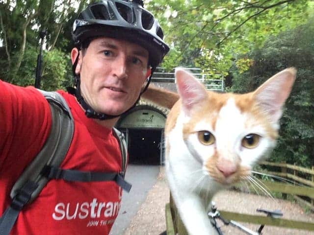 This Sweet Cat Welcomes Cyclist In The Cutest Way 8