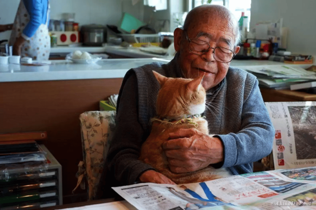 A Grandpa and His Cat's Special Bond Is Captured in Photos 1