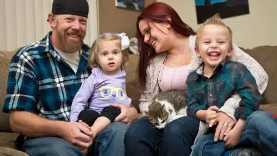 A kitten missing a limb is adopted by a girl who lost an arm 4