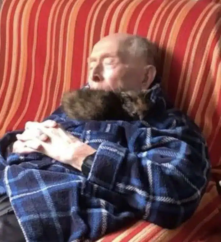 A stray kitten adopts a grandpa who is 100 years old and the two become best friends 3