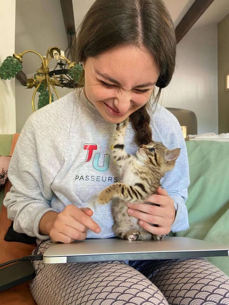 A violinist finds a perfect way to practice and hold her kitten at the same time 3