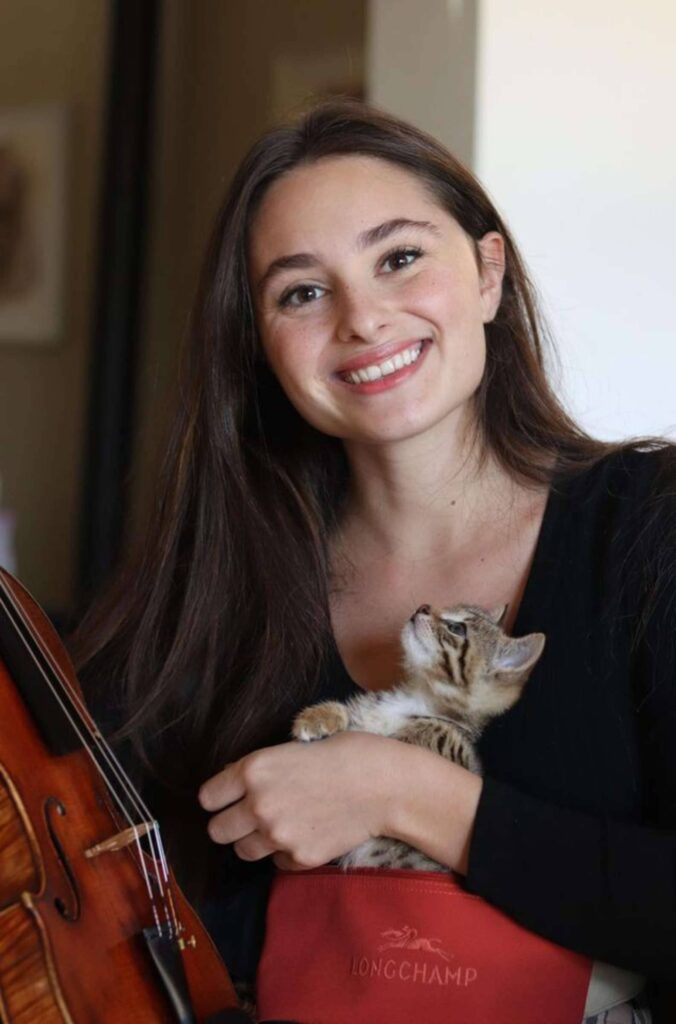 A violinist finds a perfect way to practice and hold her kitten at the same time 5