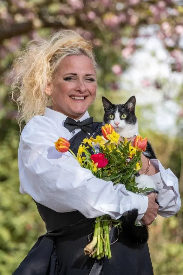 A woman married her cat to avoid her landlord from getting rid of it 1