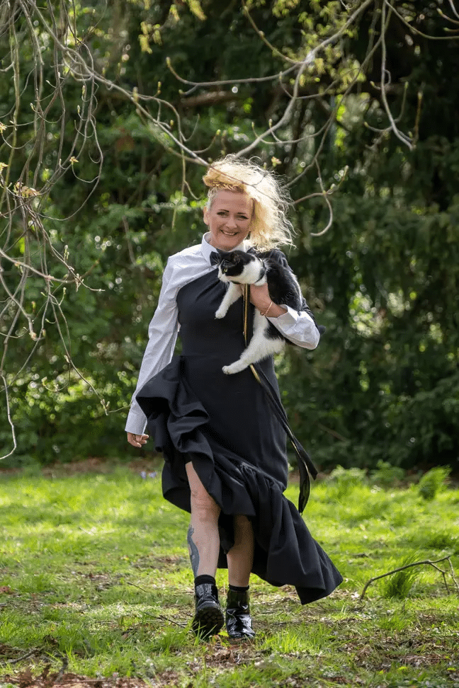 A woman married her cat to avoid her landlord from getting rid of it 4.jpg