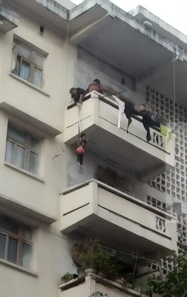 Chinese grandmother saves a cat by hanging her grandchild from a rope 1