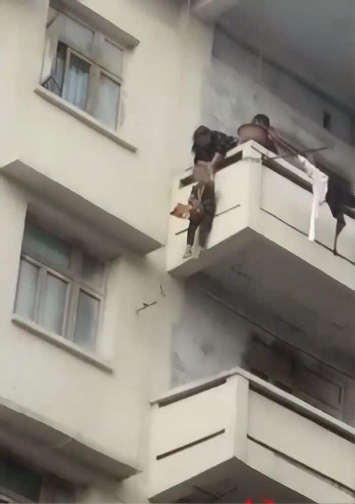 Chinese grandmother saves a cat by hanging her grandchild from a rope 2