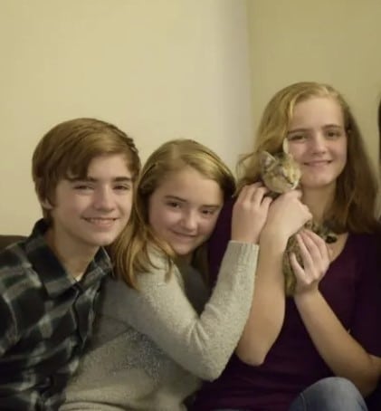 A family of adopted children takes in a blind kitty that was dumped in the trash 4