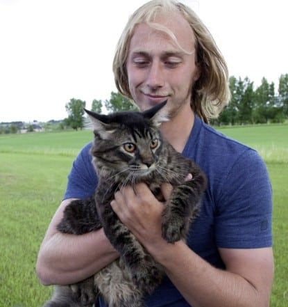Momo the cat saved his father's life by swimming to safety 4