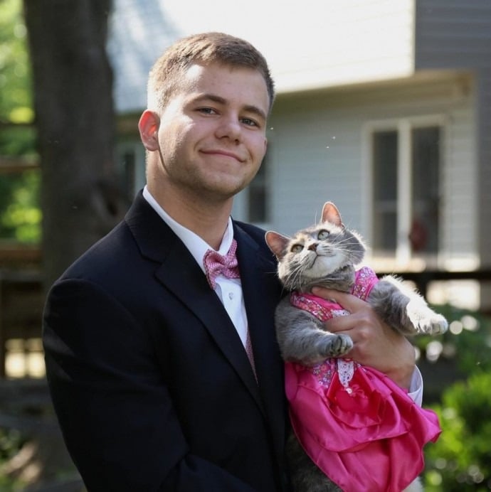 Teenager brought his cat to the prom as his date because he couldn't find anybody else 5